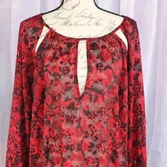 Lane Bryant Size 14 Red/black cut out front/back/sleeves pullover. Scoop Neck - Picture 2 of 12